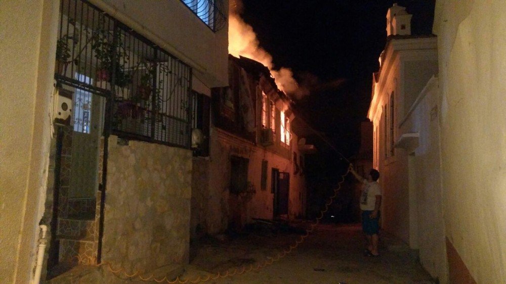 Kuşadası’nın Eski Evleriyle Ünlü Camiatik Mahallesi’nde Yangın