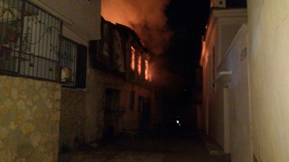 Kuşadası’nın Eski Evleriyle Ünlü Camiatik Mahallesi’nde Yangın