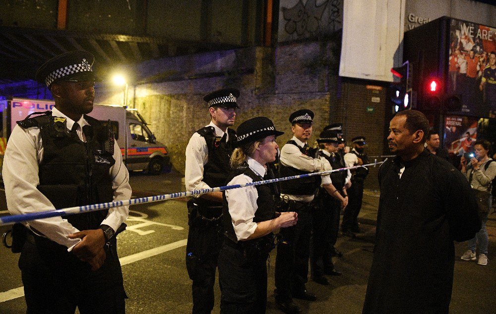 Londra’da Kamyon Camiden Çıkanları Ezdi