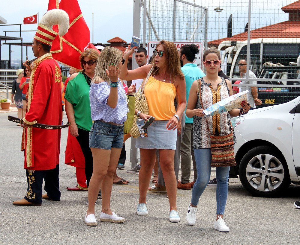 Lüks Gemiden İnen Turistlere Mehterli Karşılama