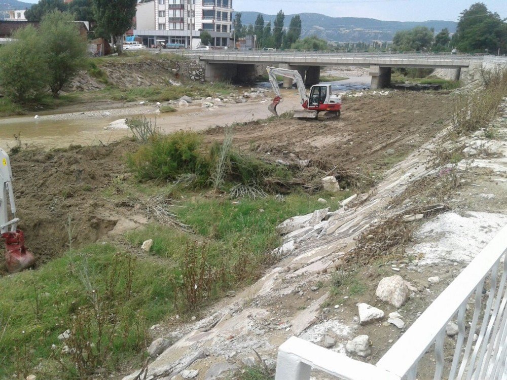 Selendi’nin Mahallelerinde Dereler Temizlendi