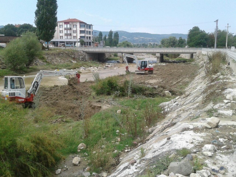 Selendi’nin Mahallelerinde Dereler Temizlendi