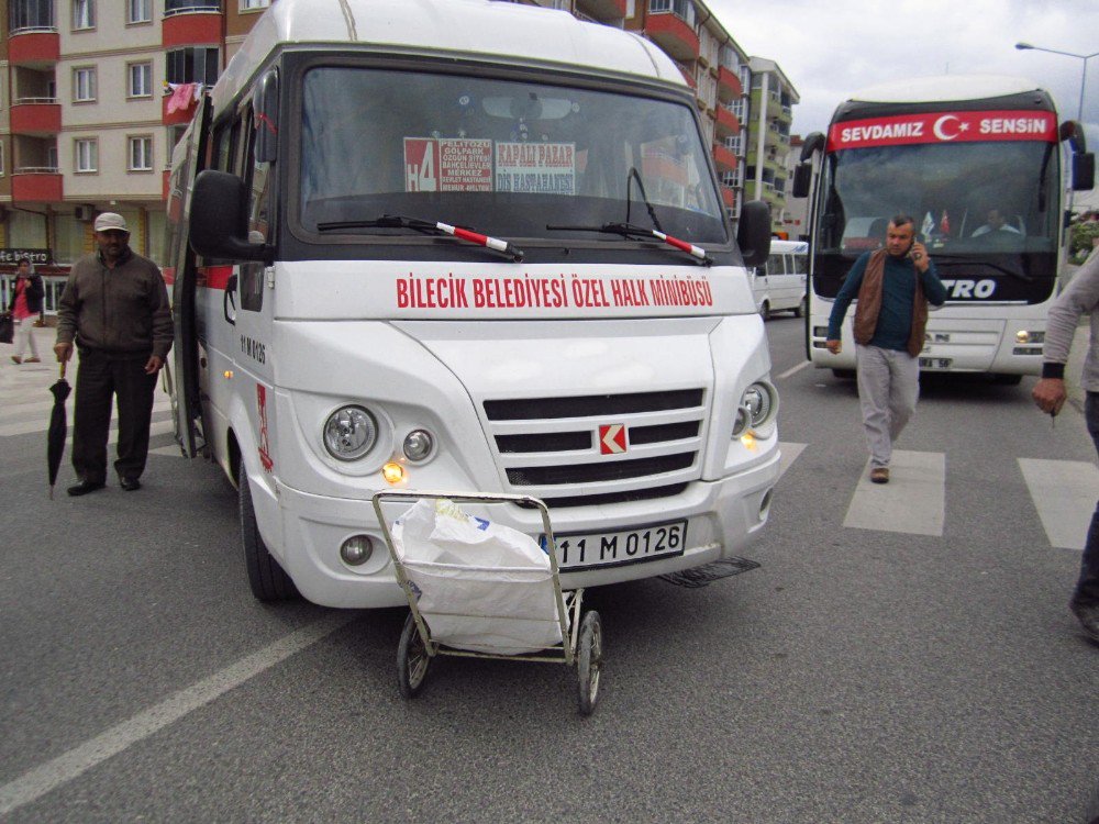 Pazara Giderken Minibüs Çarptı