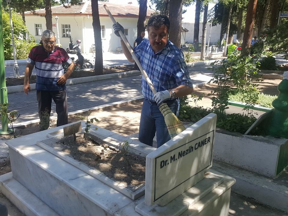 Belediye Başkanı Mezarlıkta Temizlik Yaptı