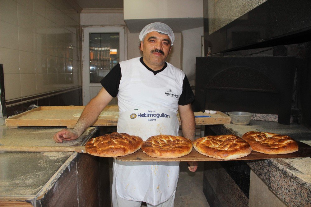 Ramazan Pidesi İçin Kuyruğa Giriyorlar