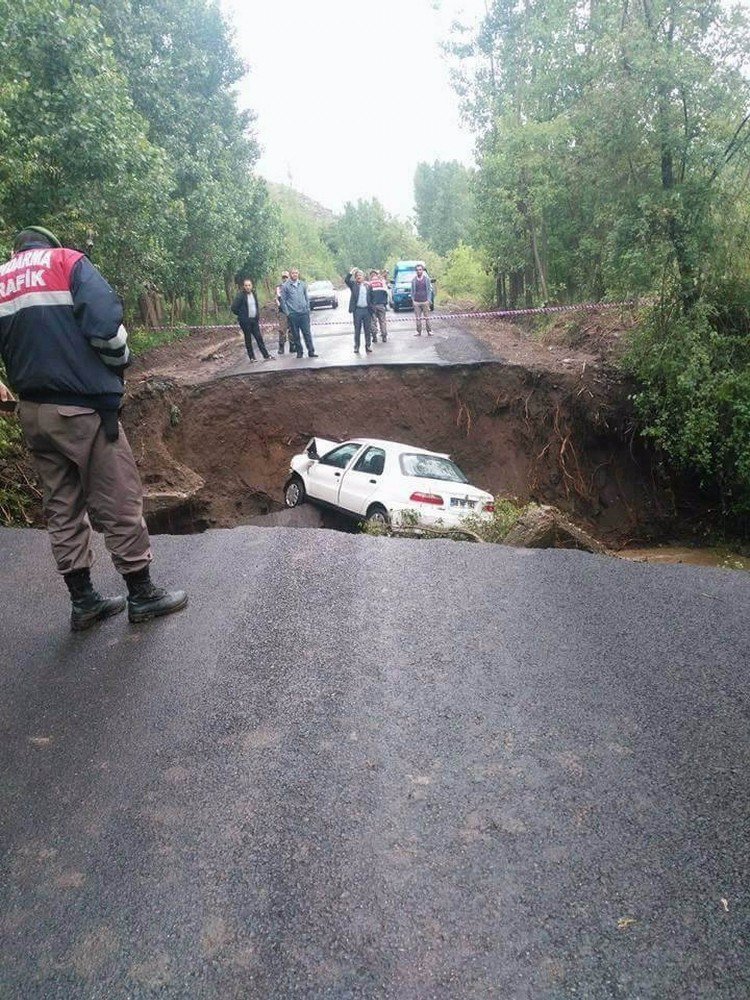 Köprü Çöktü, Otomobil Irmağa Uçtu