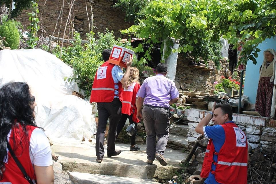 Salihli Kızılay, Gıda Kolisi Dağıtımına Başladı