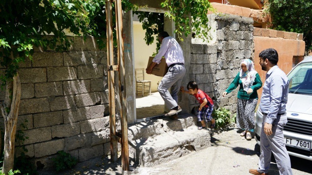 6 Bin 200 Ailenin Evlerine Tek Tek Yardım Götürüldü