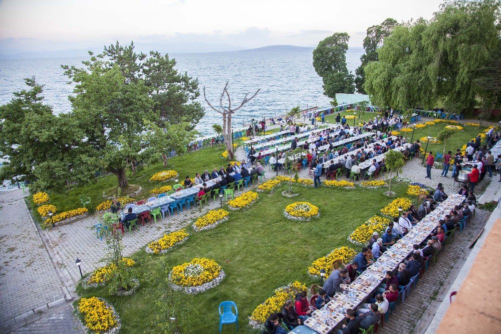 Ahlat Belediyesinden İftar Yemeği