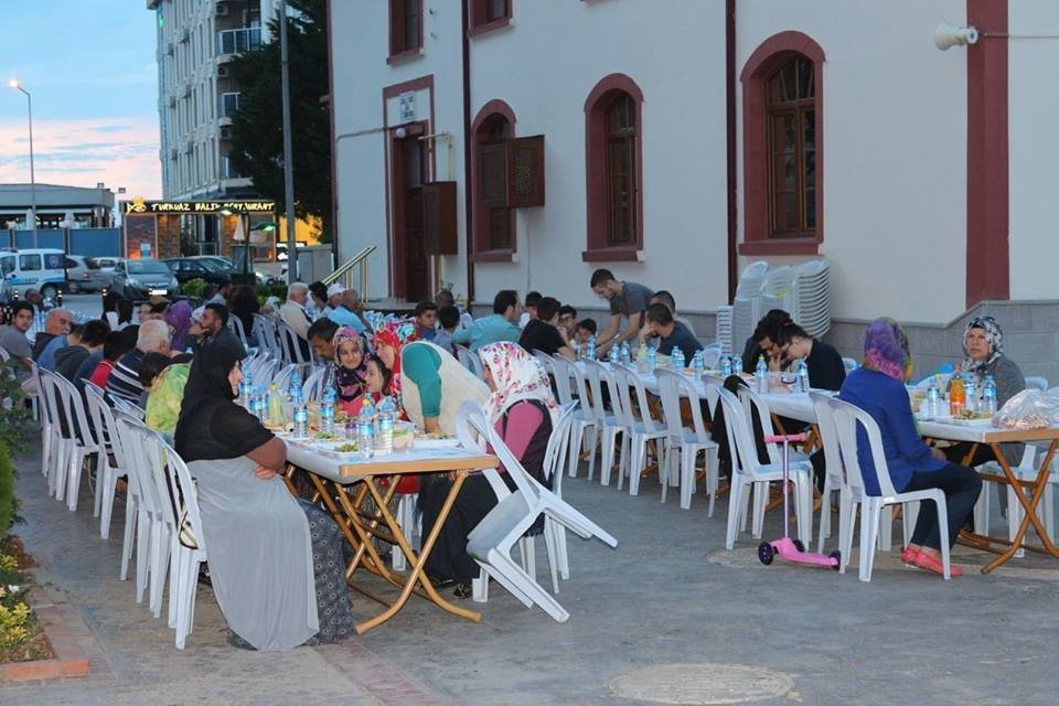 Aynı Sofrada Olmanın Mutluluğu Yaşanıyor