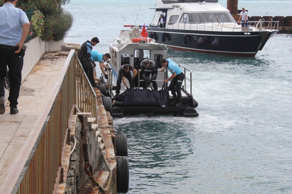 Karaköy’de Denizde Ceset Şoku