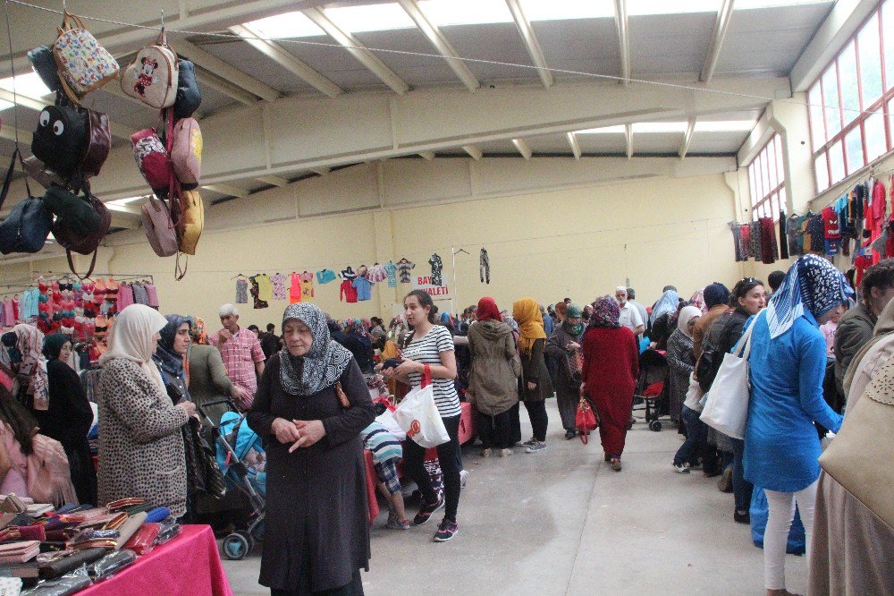 Bilecik’te Bayram Öncesi Giyim Pazarı Doldu Taştı