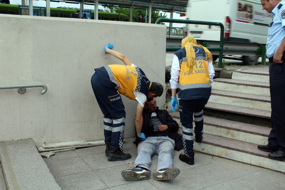 Kendinden Geçip Yere Yığıldı, Ambulans Ve Polisi Görünce Böyle Kaçtı