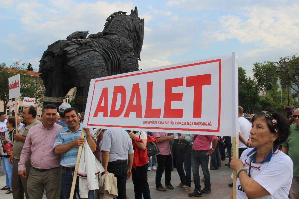 Çanakkale’de ‘Adalet’ Yürüyüşüne Destek İçin Önce Durdular Sonra Yürüdüler