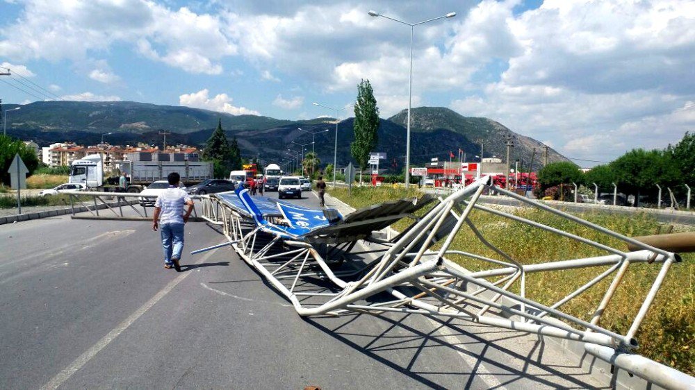 Söke’de Kamyonun Açılan Damperi Tabelayı Devirdi