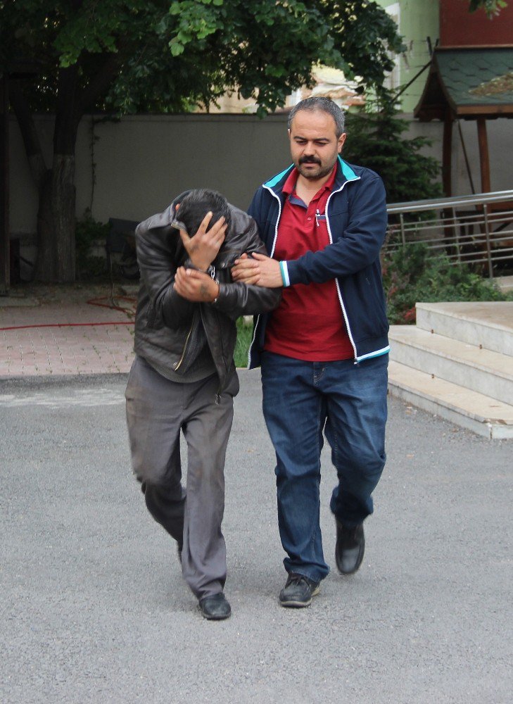 Annesinin Otomobiliyle Rögar Kapağı Çalarken Yakalandı