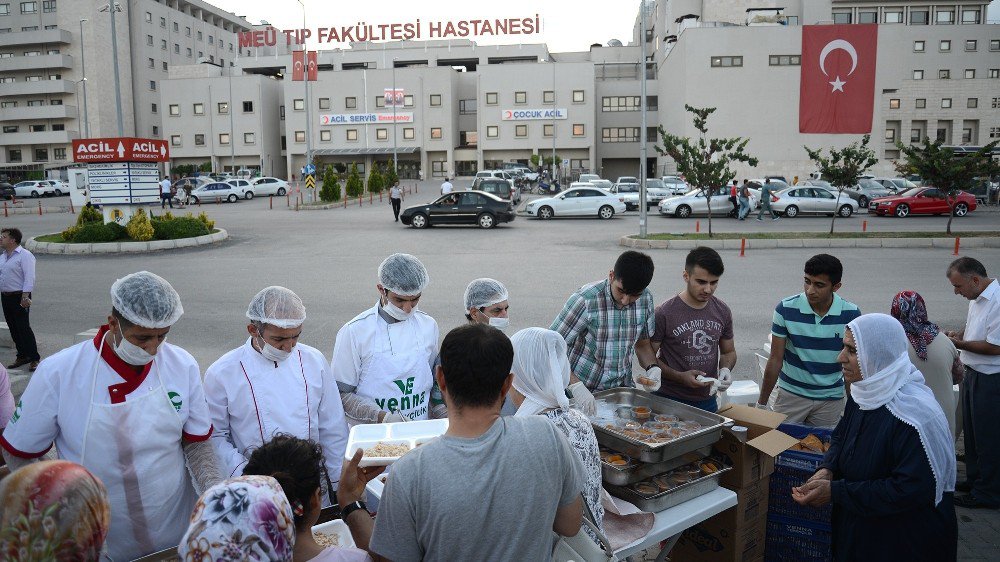 Meü Rektörü Çamsarı, Hasta Yakınlarıyla İftarda Buluştu