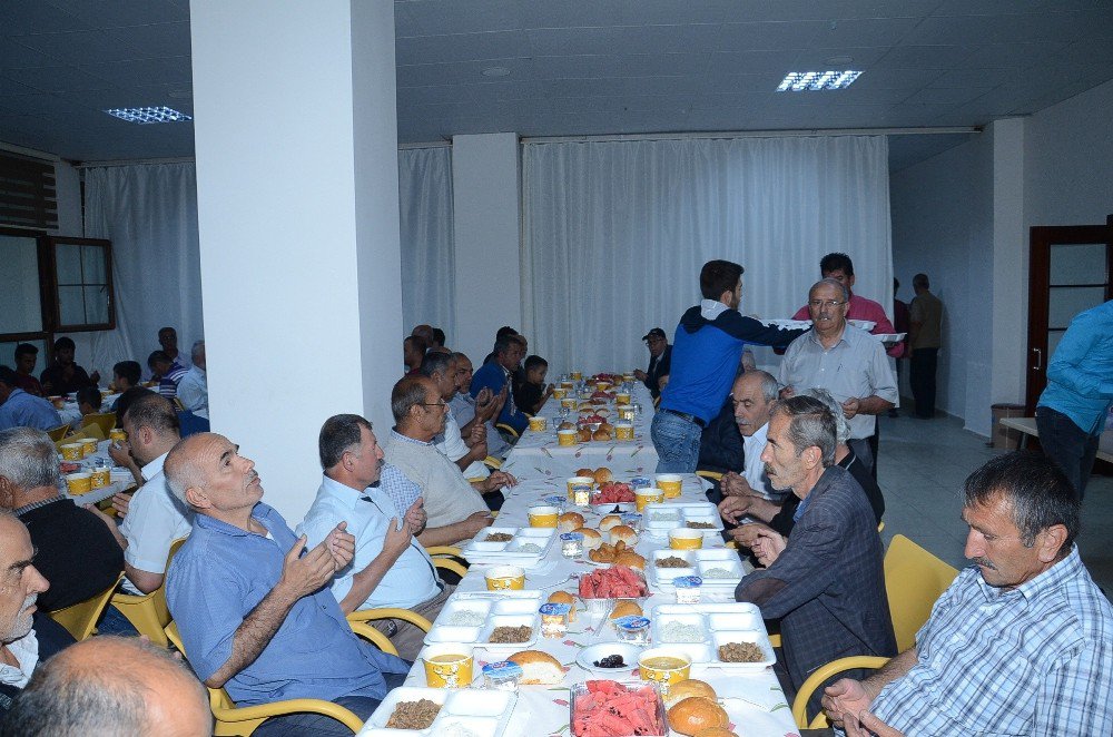 Hacı Derviş Mahallesi Sakinleri İftarda Bir Araya Geldi