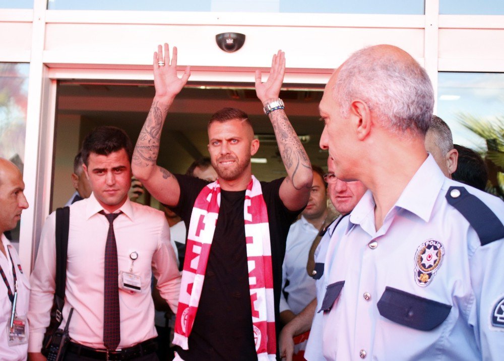 Menez’e Antalya’da Coşkulu Karşılama