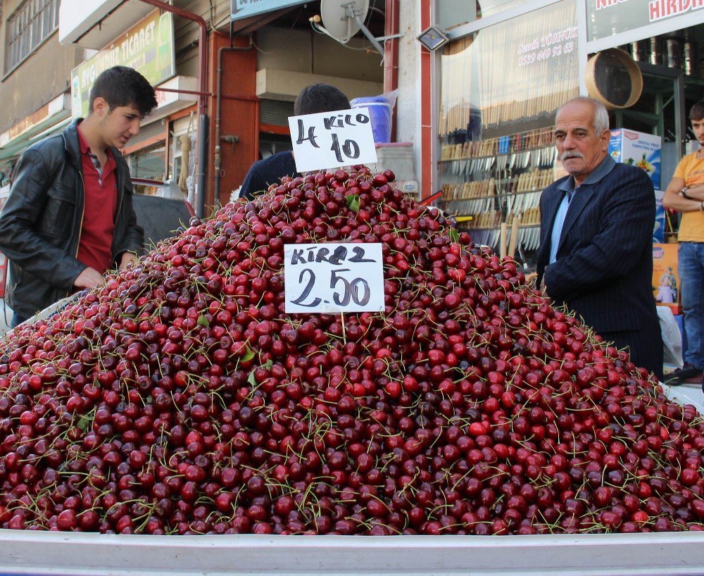 Tezgahlarda Kiraz Bereketi