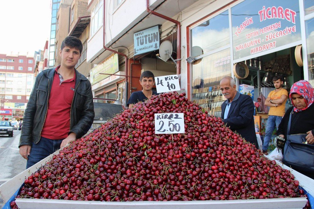 Tezgahlarda Kiraz Bereketi