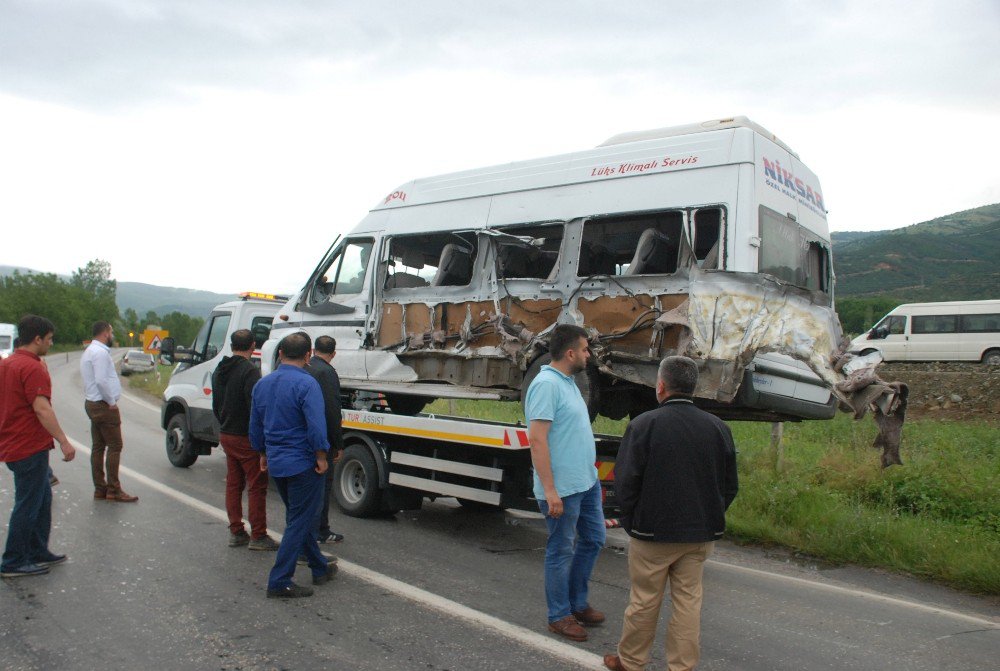 Tokat’ta Yolcu Minibüsü Şarampole Devrildi: 9 Yaralı