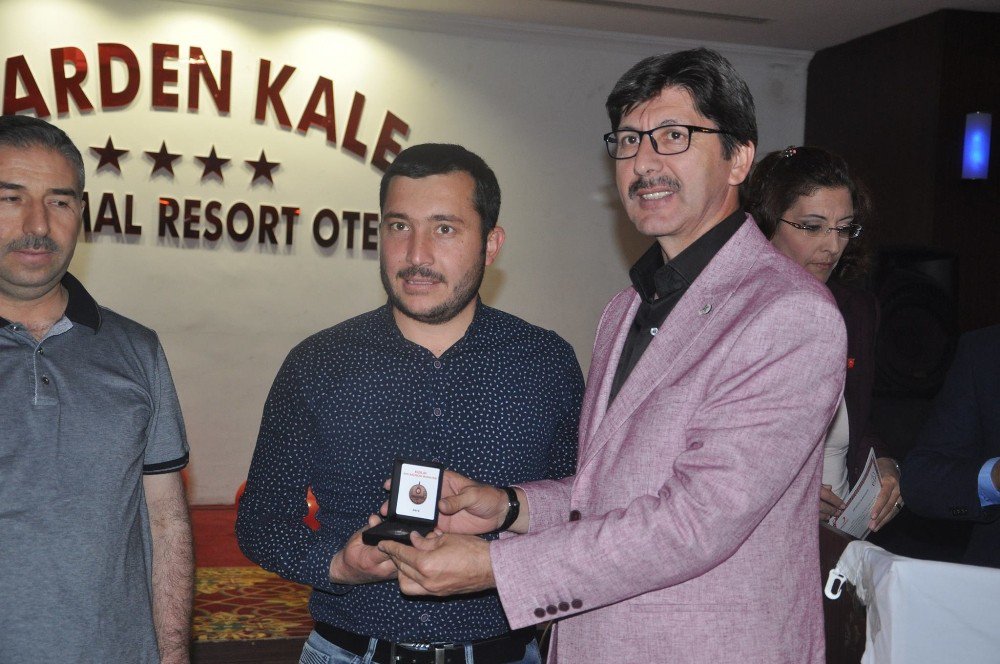Kan Bağışında Bulunanlar Türk Kızılayı Tarafından Madalyayla Ödüllendirildi