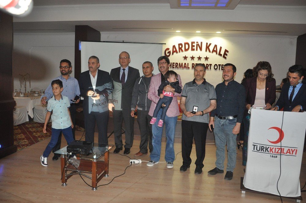 Kan Bağışında Bulunanlar Türk Kızılayı Tarafından Madalyayla Ödüllendirildi