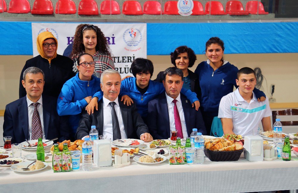 Vali Kamçı Şampiyon Sporcularla İftar Yaptı