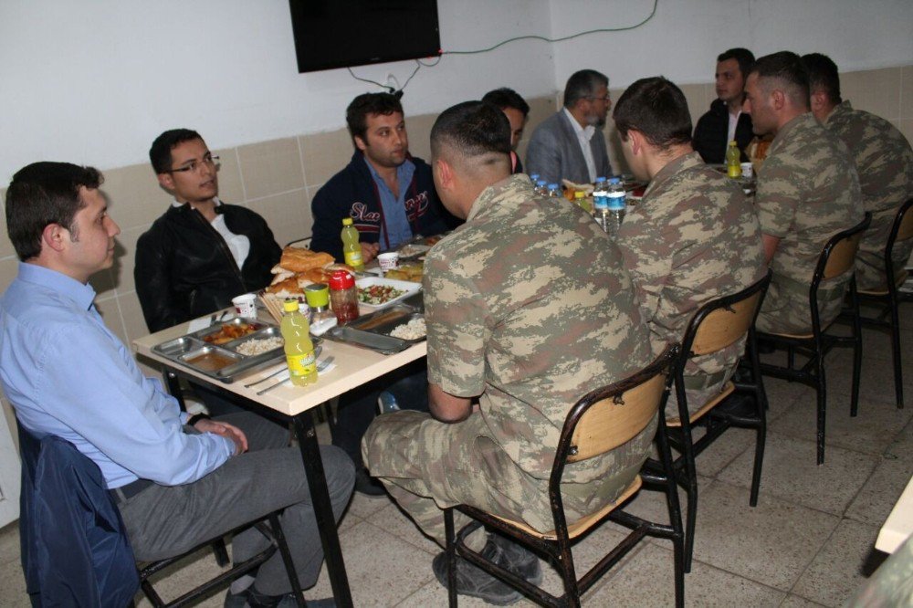 Kaymakam Dundar, Tendürek Eteklerindeki Askerle İftar Açtı