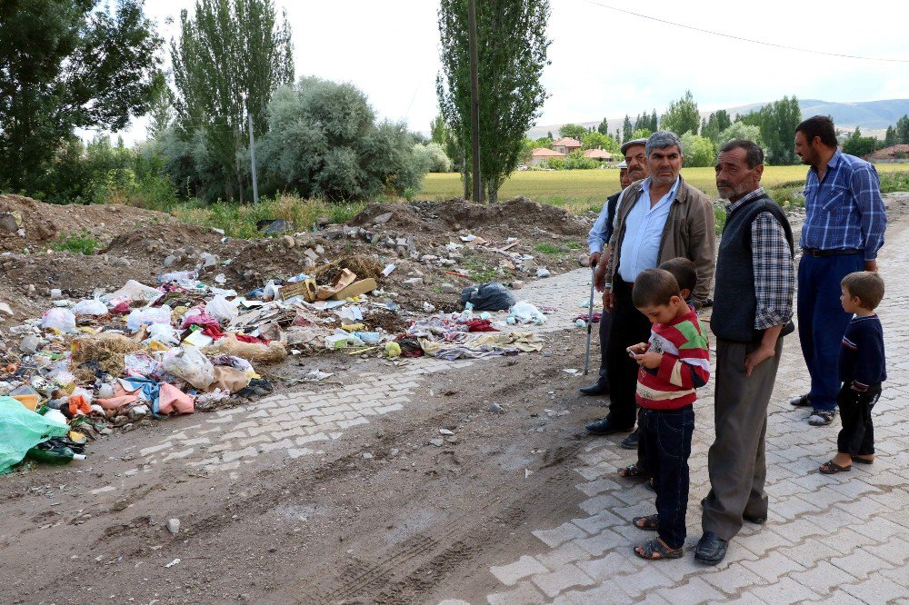 Belediyeler Sahip Çıkmayınca Çöpler Ortada Kaldı