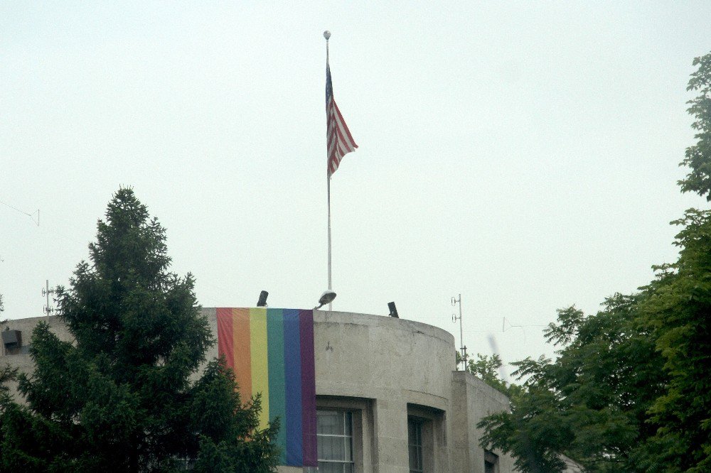 Abd Ankara Büyükelçiliğine Lgbt Bayrağı Asıldı