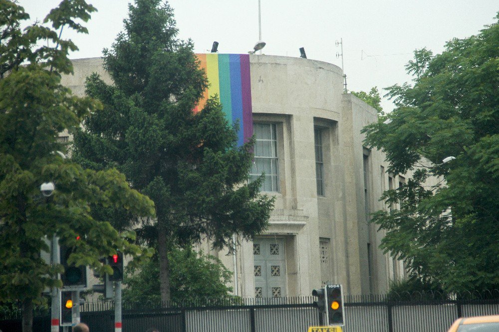 Abd Ankara Büyükelçiliğine Lgbt Bayrağı Asıldı