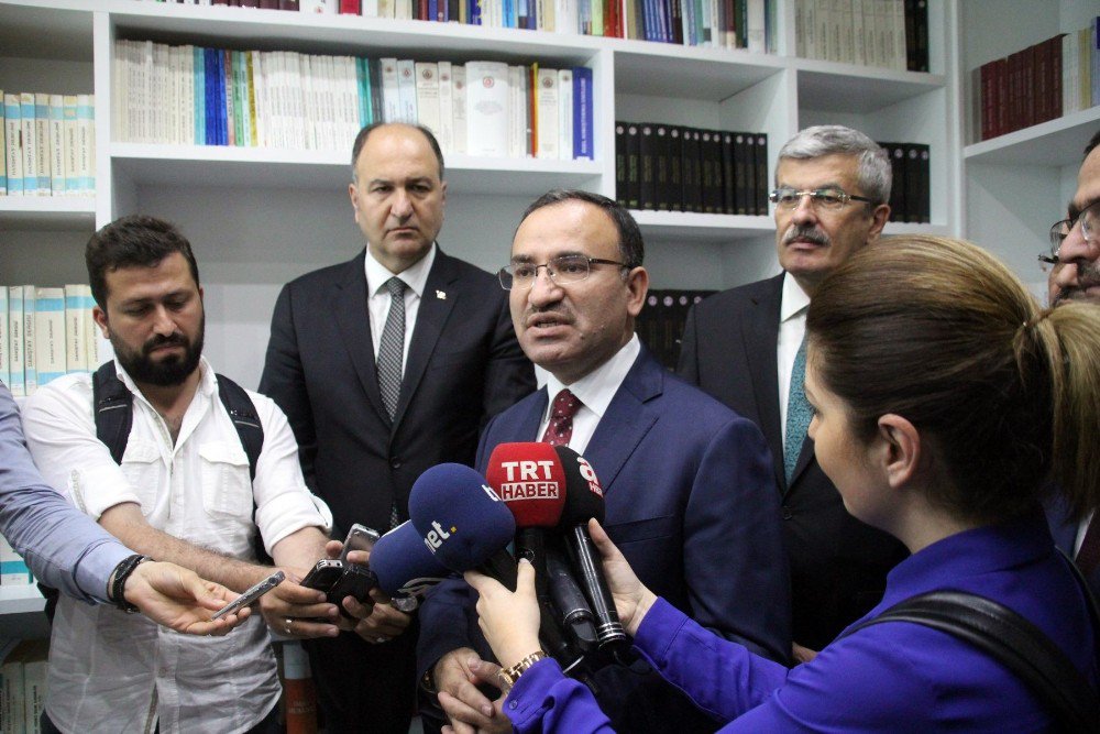 Adalet Bakanı Bekir Bozdağ, “Benim Söylediğim Laflarla Kılıçdaroğlu’nun Söylediği Lafları Yan Yana Koyun Yüzünüz Kızarmadan Kılıçdaroğlu’nun Dediklerini Okuyabiliyorsanız Aşk Olsun Size”