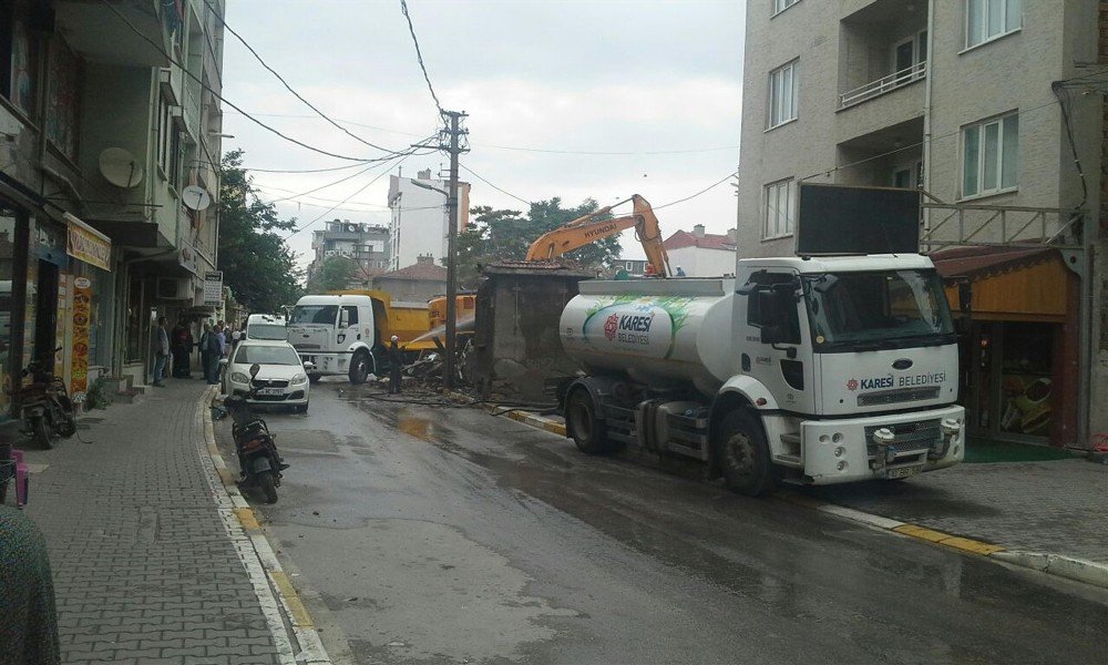 Bağlar Sokağında İki Metruk Bina Yıkıldı