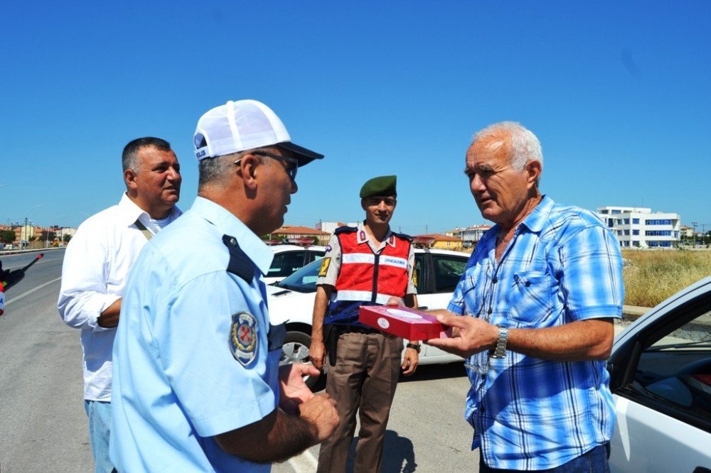 Bayram Öncesi Jandarma Ve Polisten Sürücülere Tatlı İkramı