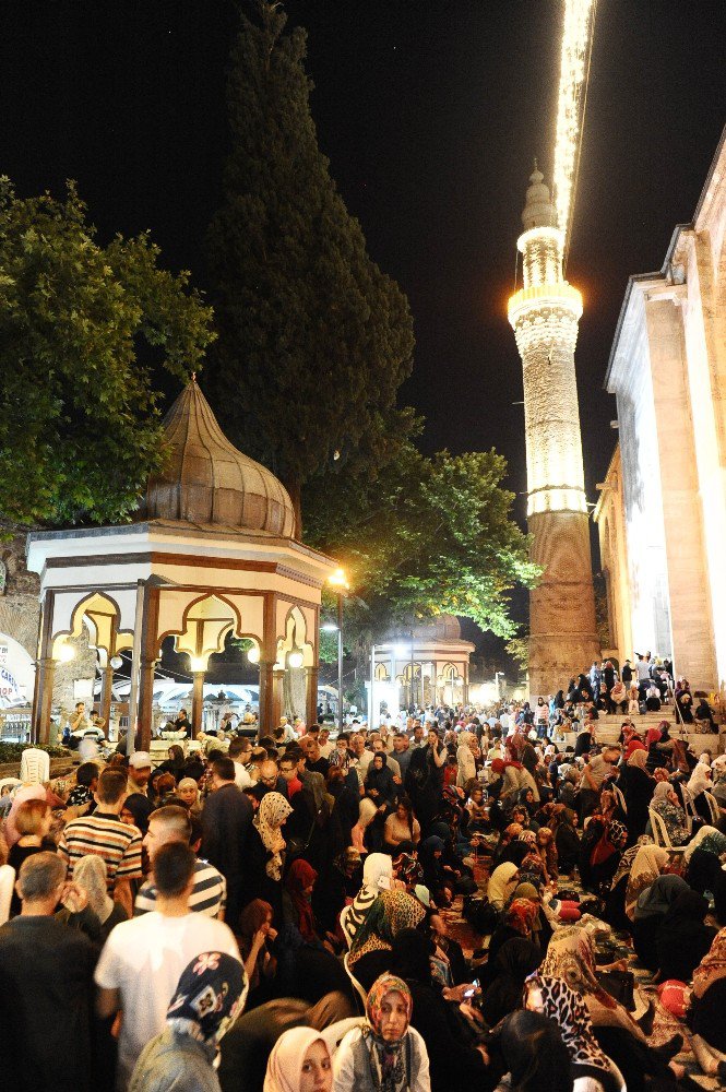 Kadir Gecesi’nde Bursalılar Ulu Cami’yi Doldurdu