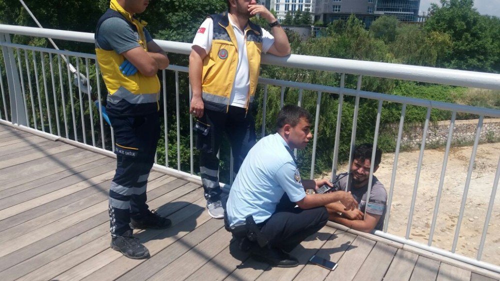 Polis İntihar Etmek İsteyen Genci Köprünün Demirlerine Kelepçeledi
