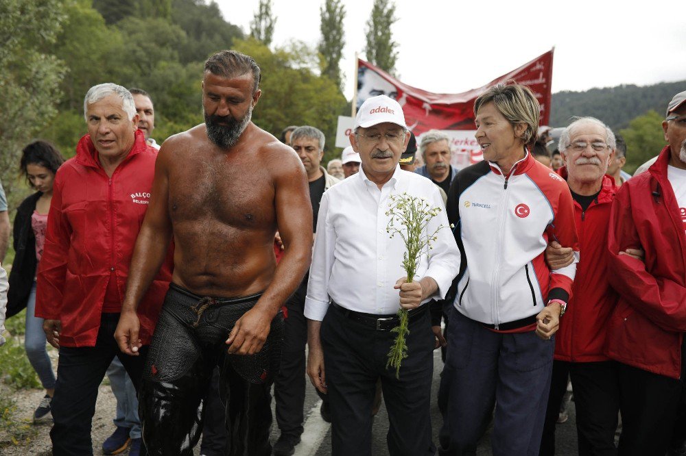 Chp’nin ’Adalet Yürüyüşü’ Myk Toplantısının Ardından Devam Ediyor