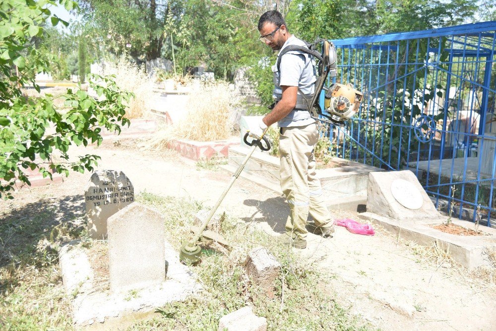 Diyarbakır’daki Mezarlıklar Temizleniyor