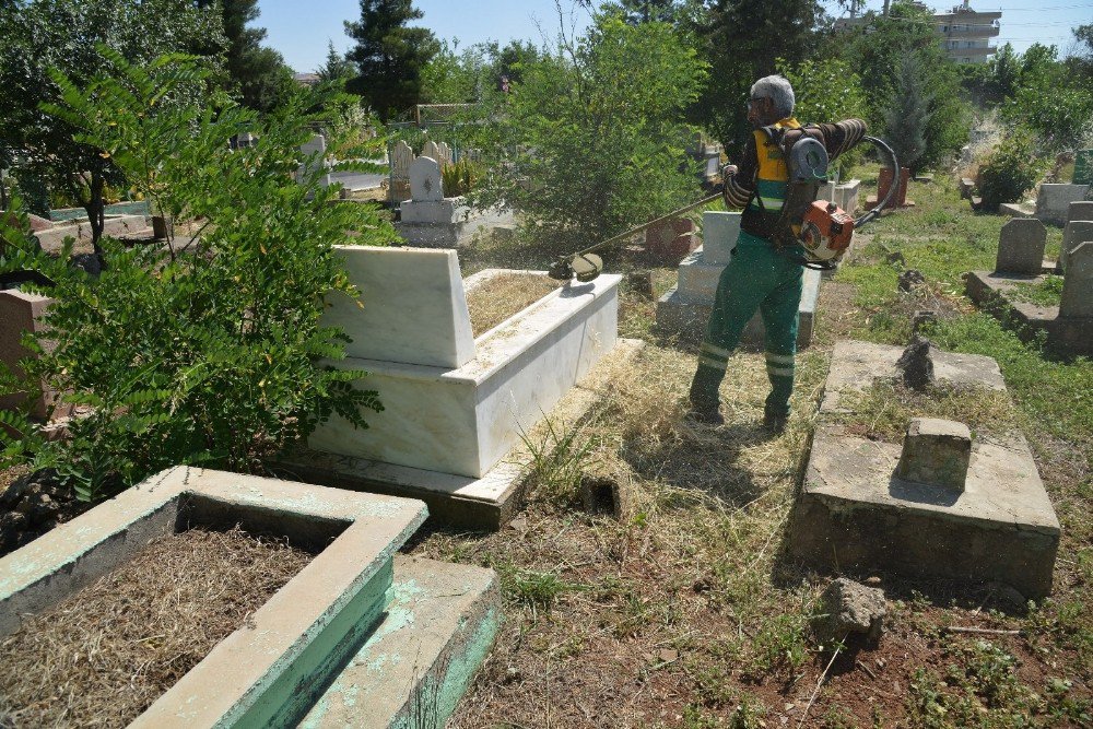 Diyarbakır’daki Mezarlıklar Temizleniyor