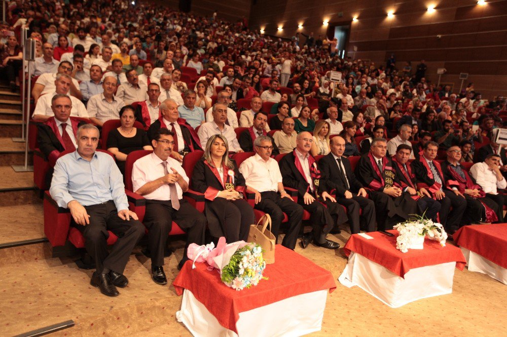 Dü Tıp Fakültesi Mezunları Diplomalarını Aldı