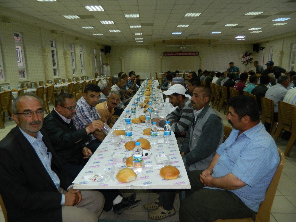 Belediye Başkanı Küçük Belediye Çalışanları İle Bir Araya Geldi