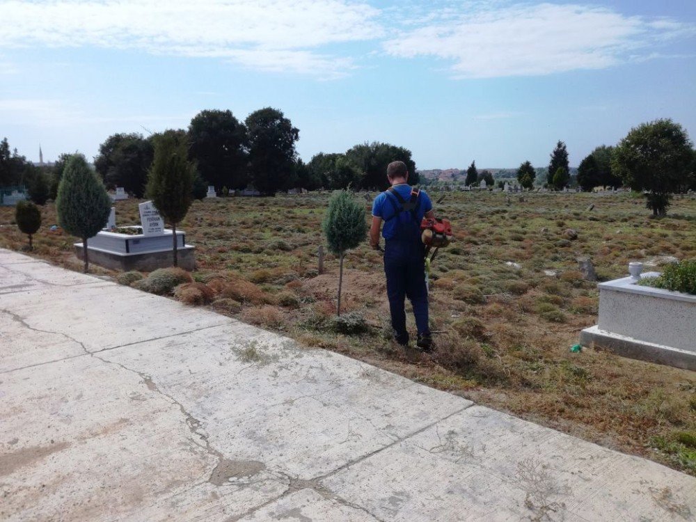 Mezarlıklarda Bayram Temizliği