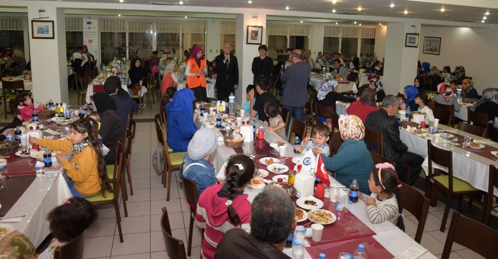 Esogü Rektörü Gönen, Suriyeli Ve Iraklı Mültecilerle İftarda Bir Araya Geldi