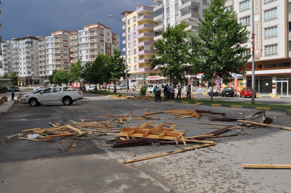 Nizip’te Şiddetli Fırtına Çatıları Uçurdu