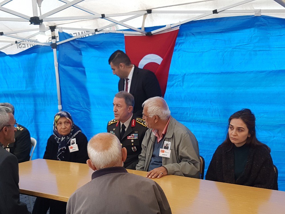 Genelkurmay Başkanı Akar Şehit Ailesine Taziye Ziyaretinde Bulundu