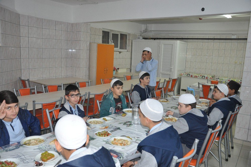 İl Müftüsü Akkuş, Kur’an Kursu Öğrencilerinin İftar Sofrasına Konuk Oldu