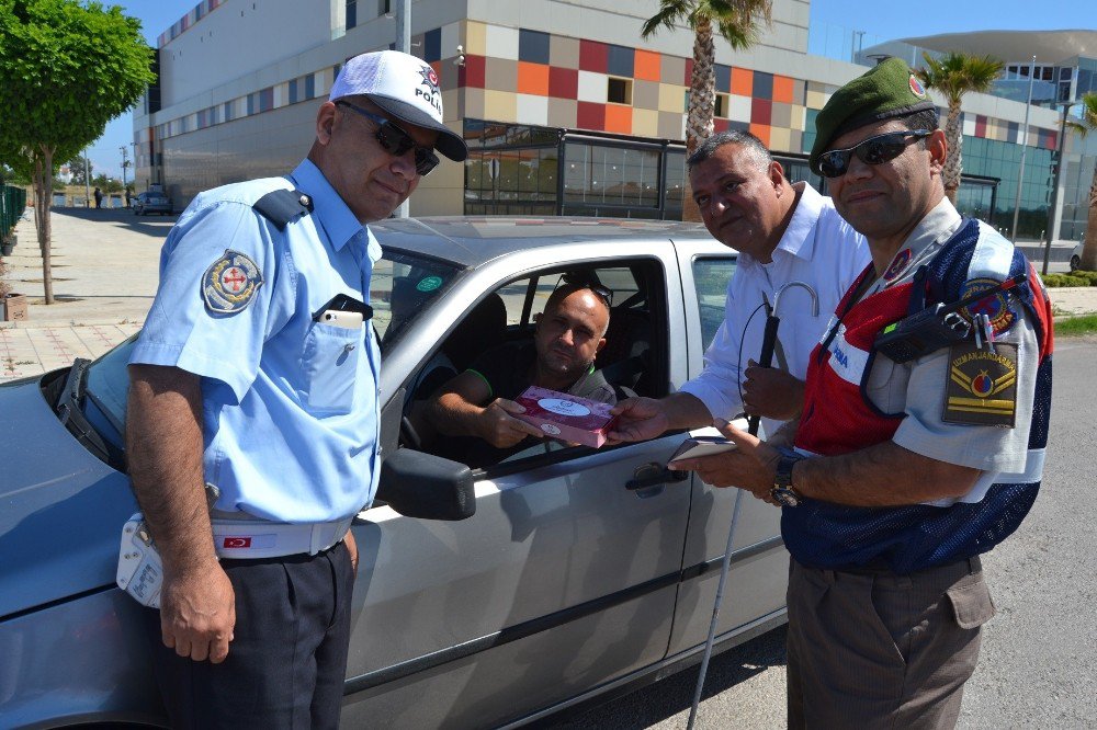 Bayram Öncesi Jandarma Ve Polisten Sürücülere Tatlı İkramı