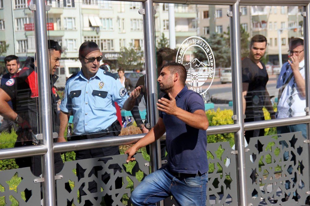 İntihar İçin Üst Geçide Çıkan Şahsı Polis İkna Etti